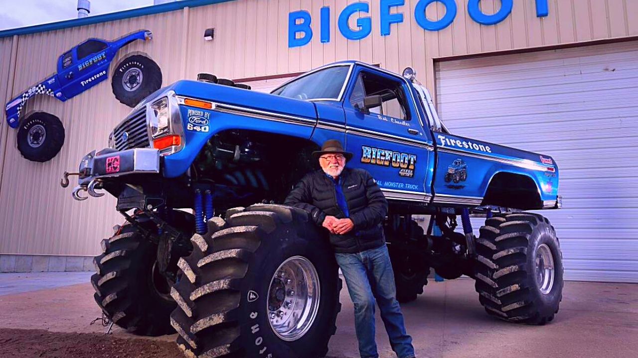 Big monster. Bigfoot Ford f-250. Ford 150 монстр трак. Ford Биг ф бигфут f350. Монстр трак бигфут.